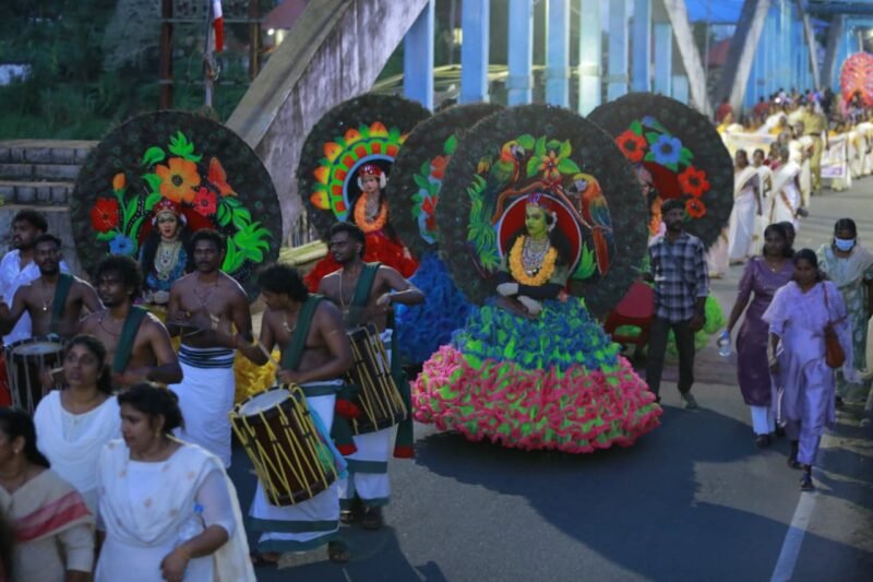 പിറവത്ത്‌ ആയിരങ്ങൾ അണി നിരന്ന അത്തച്ചമ ഘോഷയാത്ര