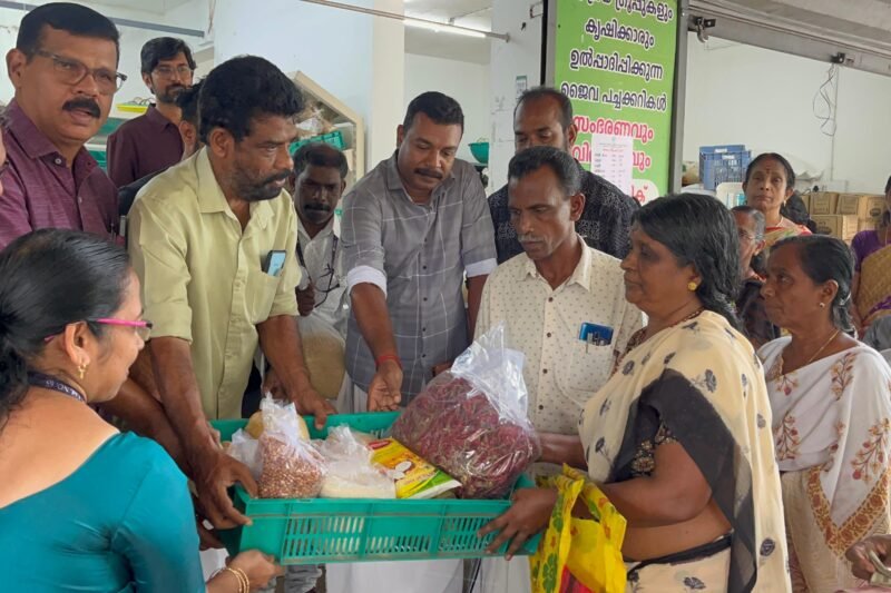 പള്ളുരുത്തി മണ്ഡലം സർവീസ് സഹകരണ ബാങ്ക് ഓണം വിപണി ആരംഭിച്ചു