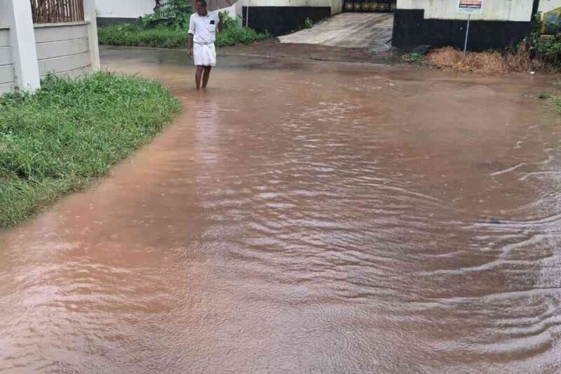 തുരുത്തിലെ റോഡിൽ വെള്ളക്കെട്ട് യാത്രക്കാർ ദുരിതത്തിൽ