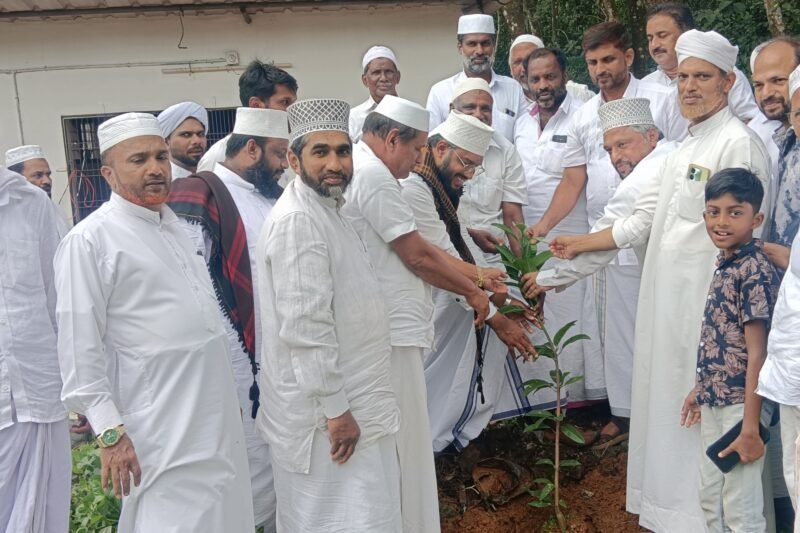 ഫലവൃക്ഷതൈകൾ വിതരണം ചെയ്തു