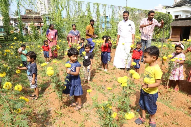മാലിന്യ കൂമ്പാരത്തെ പൂന്തോട്ടമാക്കി കൊച്ചി നഗരസഭ എളംകുളം ഡിവിഷൻ