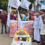 പാചകവാതക വിലവർധന: കാക്കനാട് പോസ്റ്റ് ഓഫീസിനുമുന്നിൽ അടുപ്പുകൂട്ടി സമരം